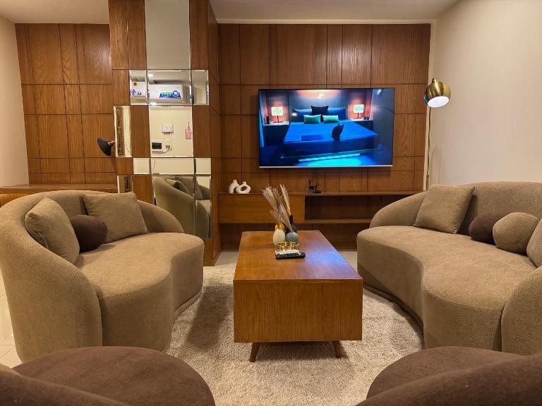 The Skyluxe Designer Suite with Rooftop Pool - Bed and Breakfast Islamabad