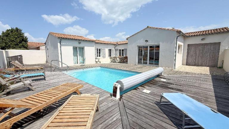 Belle maison familiale avec piscine et parking - Bed and Breakfast Loix