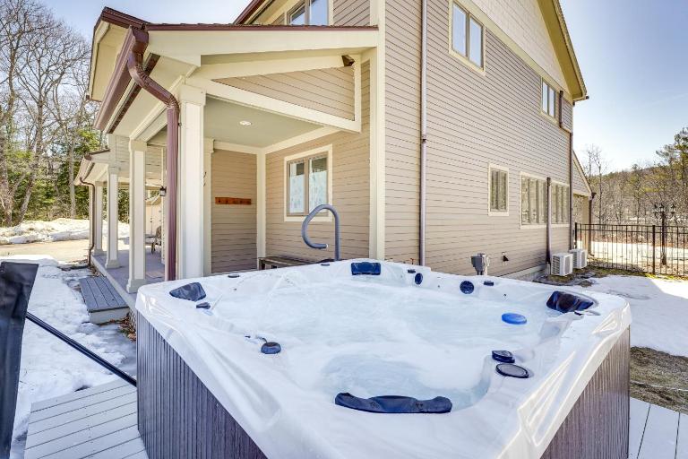 1 Mi to Okemo Mtn Resort: Ludlow Home w/ Hot Tub - Bed and Breakfast Ludlow
