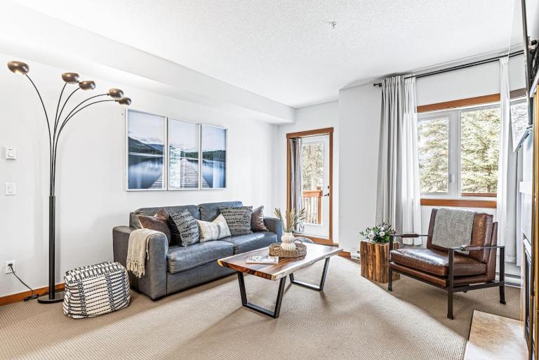 Chic 1BR City Nest Heated Parking and Hot Tub and Pool - Ferienwohnung Canmore
