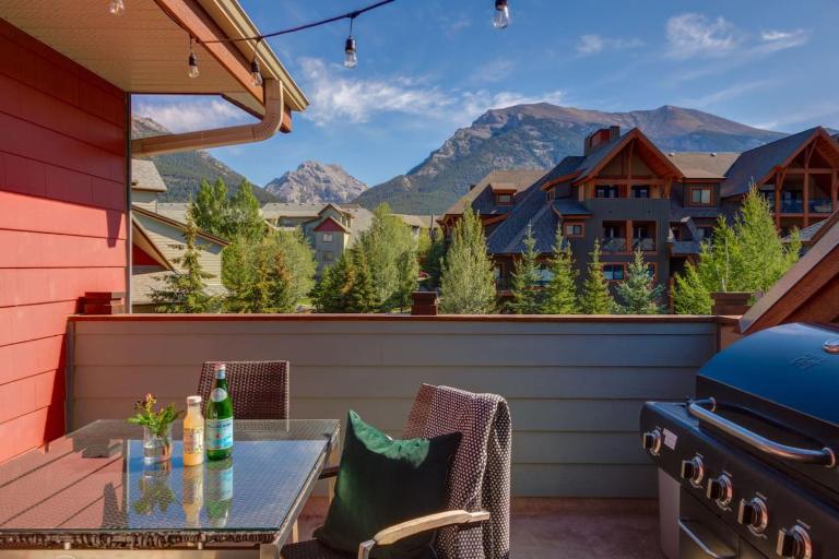 Lovely 2BR Canmore Condo w Heated Pool and Hot Tub - B&B Canmore