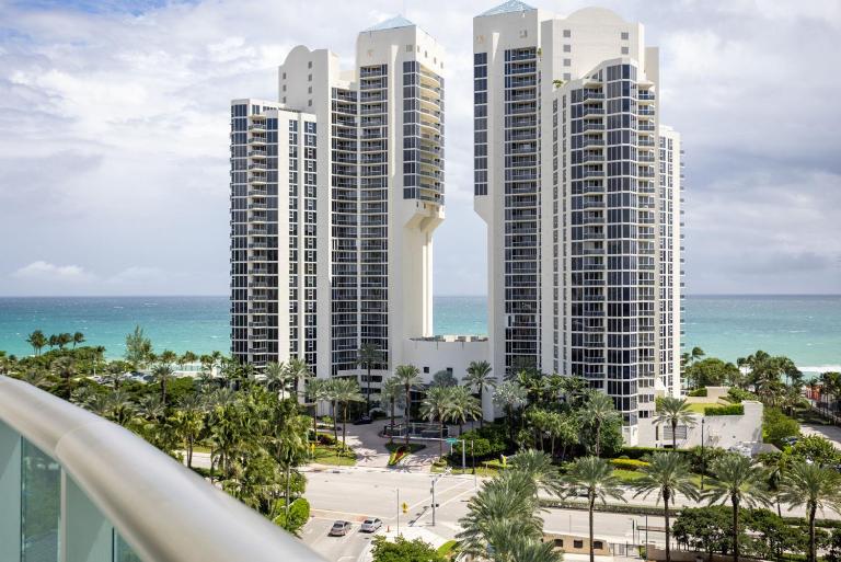 1-Bedroom Apartment with Ocean View and Balcony near Sunny Isles Beach - B&B Sunny Isles Beach