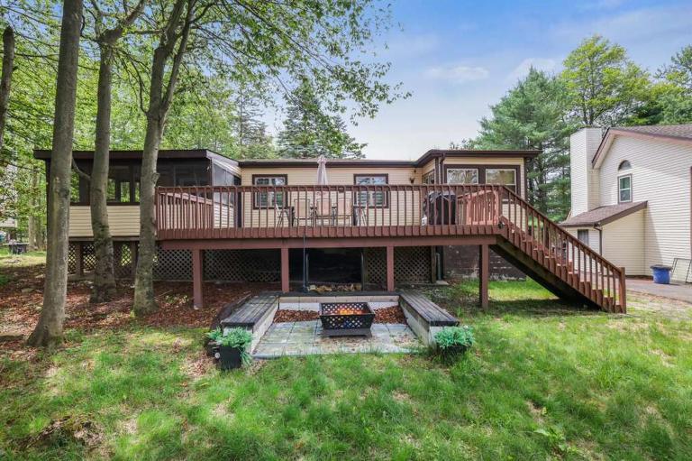 The Playhouse Retreat Large Game Room Fire Pit - Chambres d'hôtes Tobyhanna