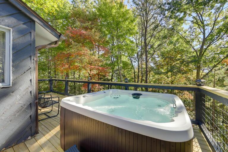Hot Tub & Pet-Friendly! Gatlinburg Resort Cabin - Chambres d'hôtes Gatlinburg