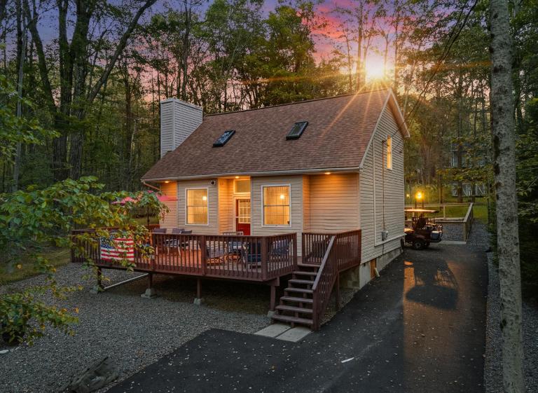 Pocono Lake Escape, includes Golf Cart, Firepit - B&B Pocono Lake