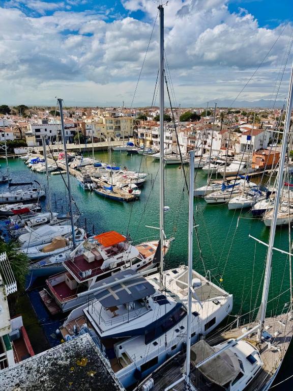 Estudio Moderno la mejor vista al puerto deportivo - Ferienwohnung Empuriabrava