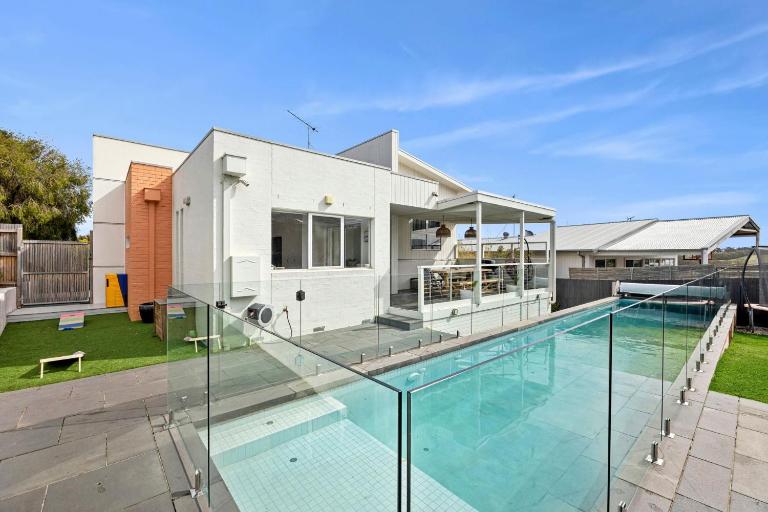 Beach Road Pool Escape - B&B Torquay