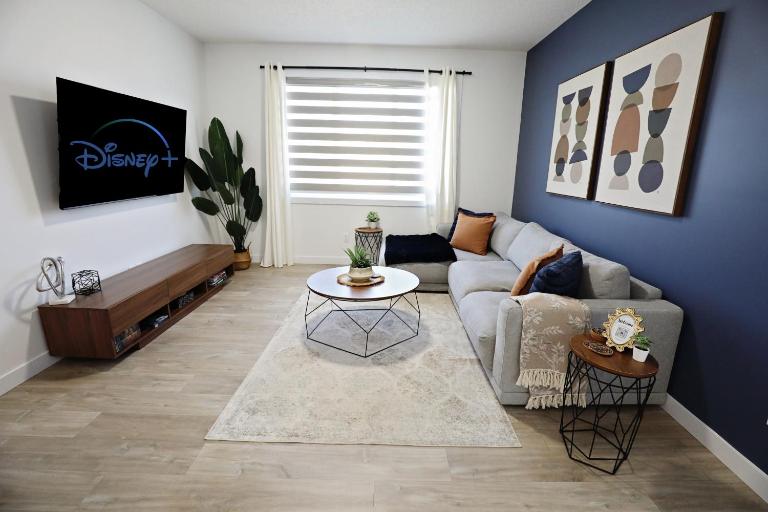 Kinglet 4BR Getaway AC Garage Near WEM Disney - Bed and Breakfast Edmonton