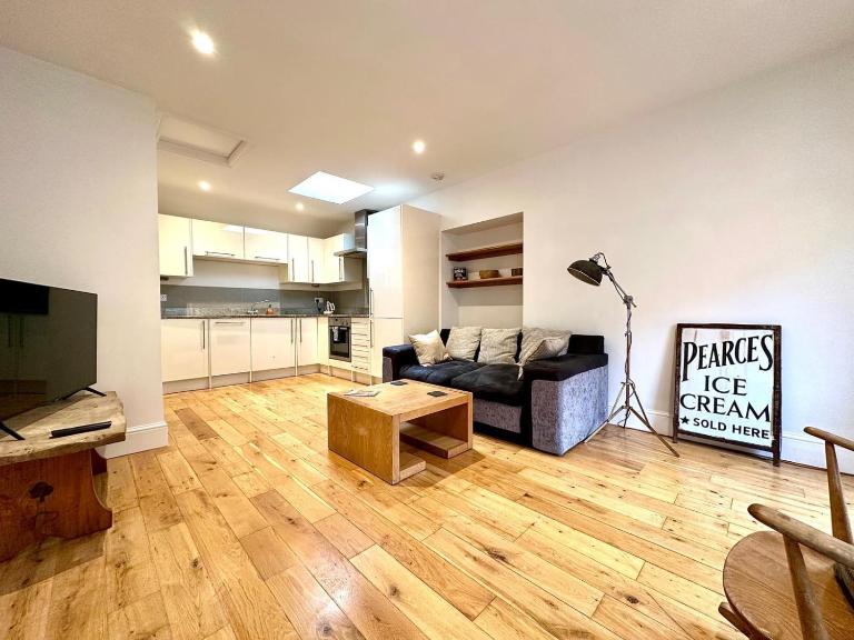 Flat 3, Waterloo Apartments - B&B Radstock