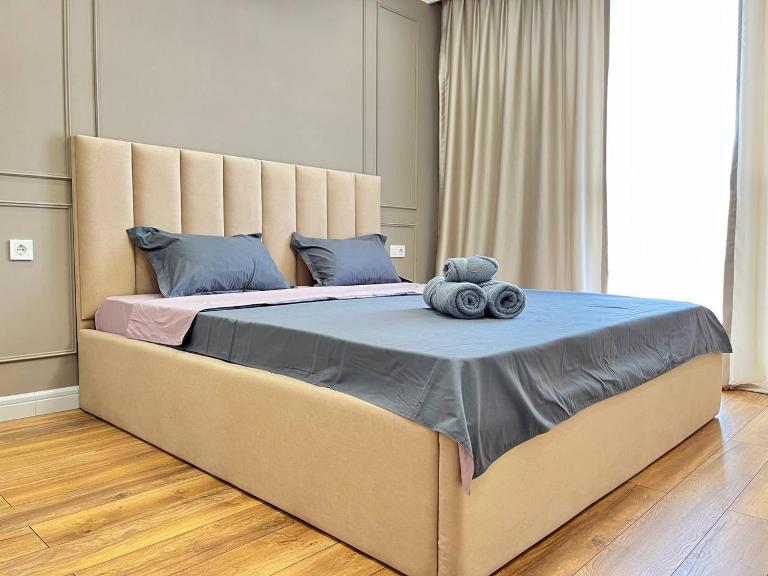 Евродвушка С Панорамными Окнами Уют Для Проживания 7 Плюс Дней SvoyDom - B&B Almatý