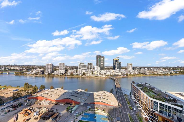 3BR Heart of Wentworth Point with Views - Bed and Breakfast Sydney