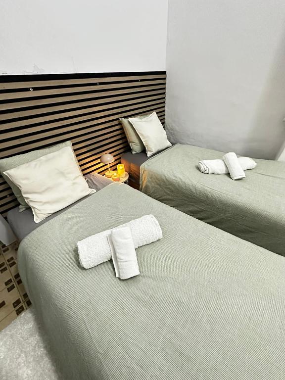 1- Habitación interior con aire acondicionado y con baño independiente - Bed and Breakfast Valencia