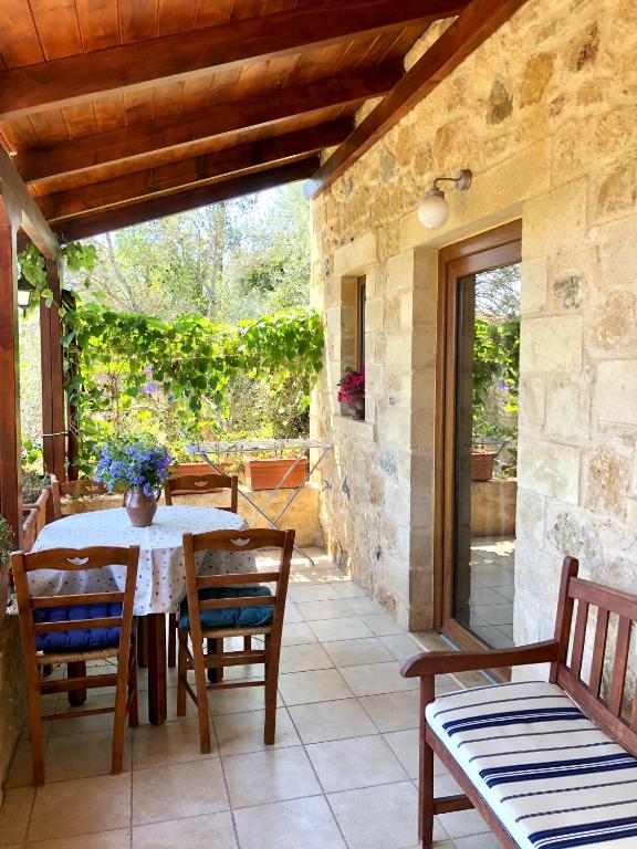 Apartment in natural stone house - Ferienwohnung Spiliá