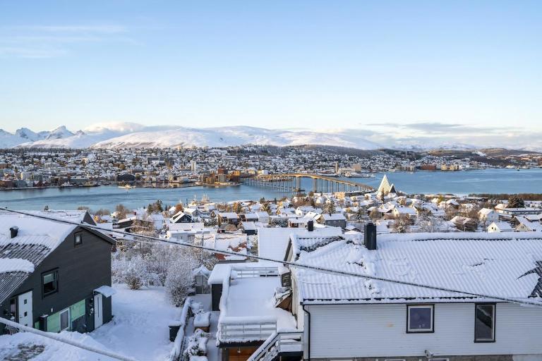 Tromsø Bridge & Cathedral View l By Fjellheisen - B&B Tromsø