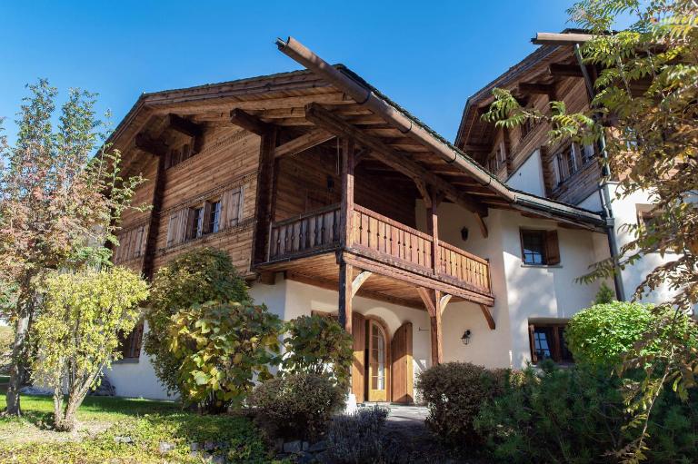 Laax Chalet by Quokka 360 - Charming Apartment with Private Patio - B&B Laax