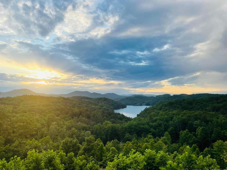 Hiwassee Lake Lodge - Private Mtn-Top Retreat - Lake Views - Sleeps 14 - B&B Murphy