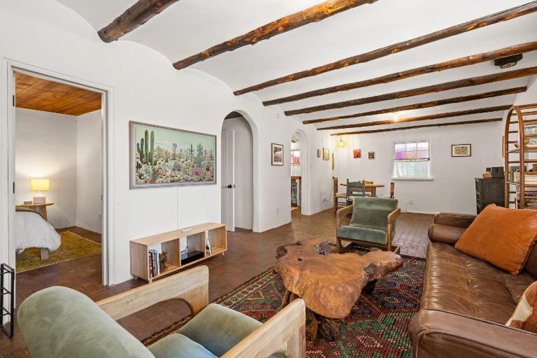 Soulful Historic Adobe - 5 Mins to Plaza - Spacious and Inspiring - B&B Santa Fe