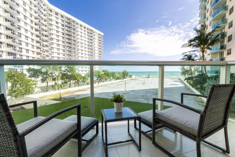 Beachfront Winter Escape, Balcony with Ocean View, Amenities - B&B Hollywood