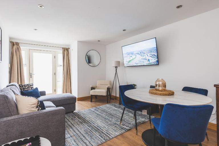 Elegant 1BDR Flat with Private Patio - Chambres d'hôtes Londres