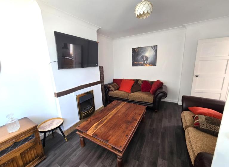 Park Road Retreat - Large 4 Bed Home with Ample Parking! - B&B Sedgley