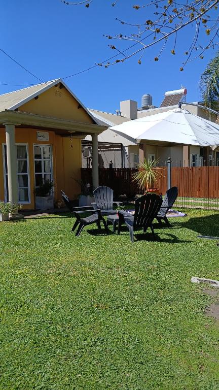 Alojamiento Turístico Los Pinos - Bed and Breakfast Villa Elisa