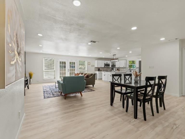 Spacious 4 Bedroom Family Retreat in the Heart of McKinney, TX - B&B McKinney