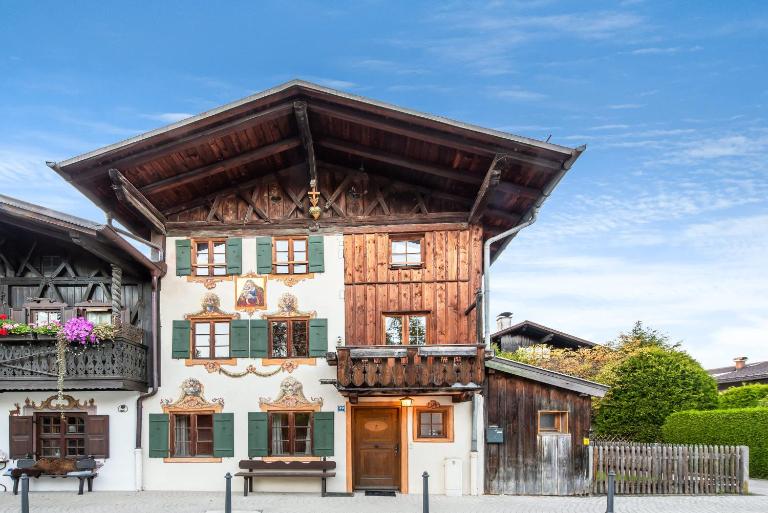 Stube & Stories - Heritage Riverside Home - B&B Garmisch-Partenkirchen