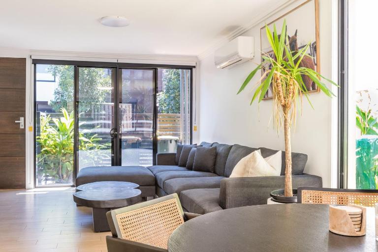 East Village Collective Poolside Urban Ease 15 min to Airport - B&B Brisbane