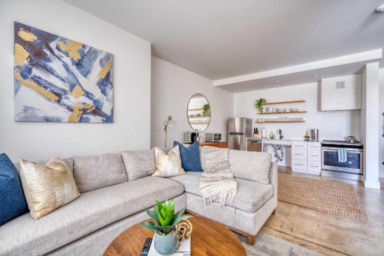 Studio Bliss Dual-Queen Stay in Vibrant Alberta - B&B Portland