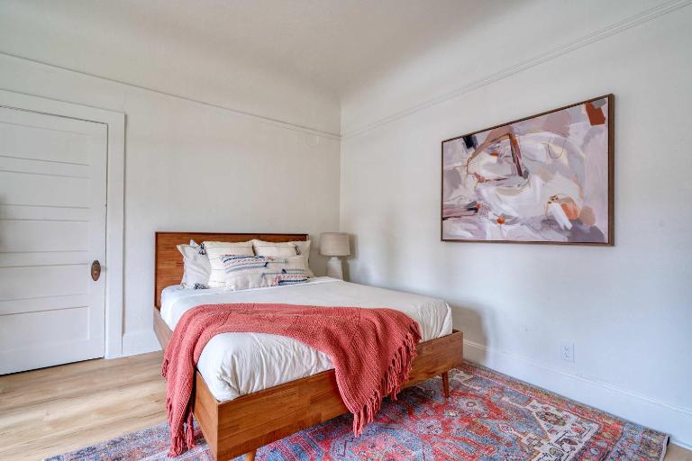 Stay Portland - The Sullivan's Gulch Lodge - 94 WalkScore - B&B Portland