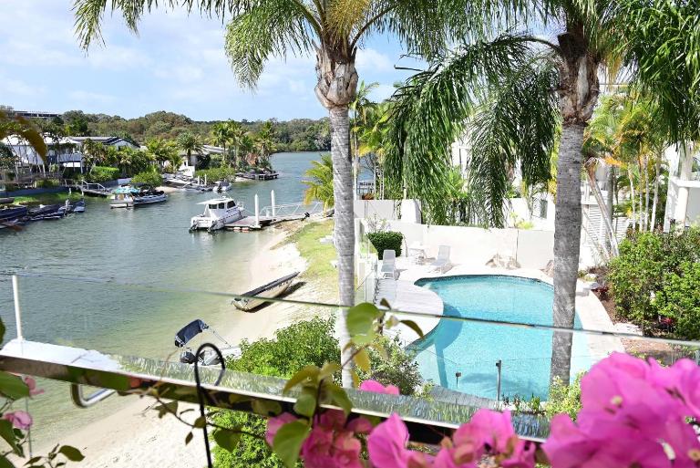 St Tropez 8 - Waterfront Retreat with Rooftop Spa & Sauna - B&B Noosa