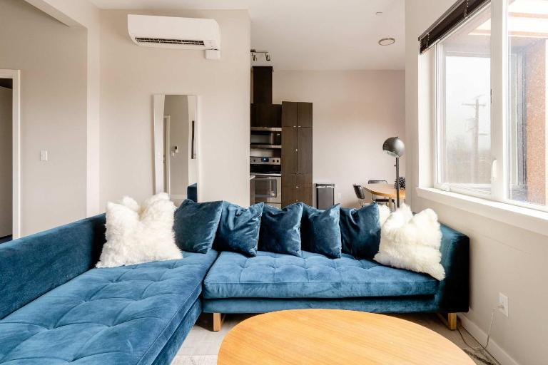 Stay Portland - Retro Modern 2-Bedroom with 90 WalkScore - Bed and Breakfast Portland