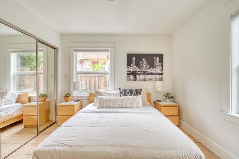 Stay Portland - The Sunnyside Cottage, Local Shops & Nightlife - Bed and Breakfast Portland