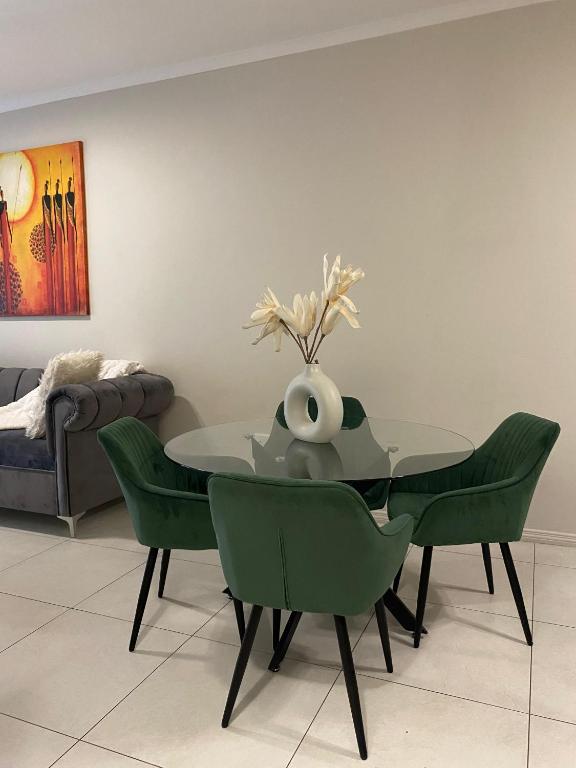 Elegant & Timeless at 93 on new - Chambres d'hôtes Midrand