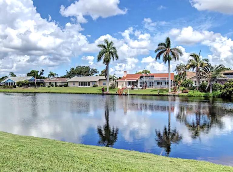 Beautiful Lake View Home - Close Beaches and IMG - Chambres d'hôtes Bradenton