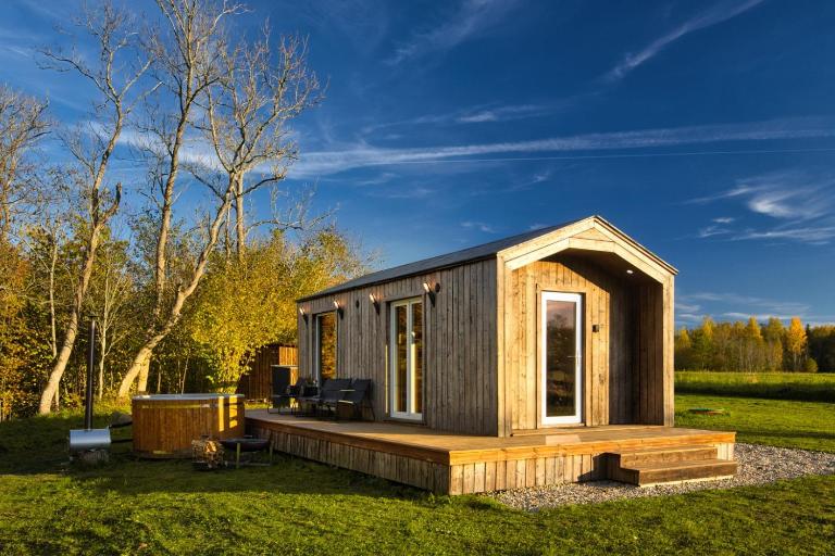 5 minutes from Beach, Cozy Cabin with Hot Tub - B&B Lembuži