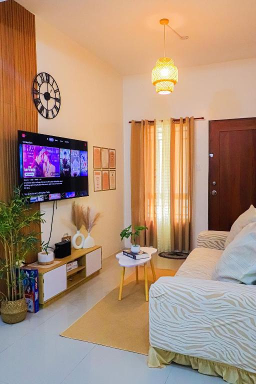 Cozy 3BR Townhouse near SM Caloocan Fast Wi-Fi, Netflix & Free Parking - B&B Manila