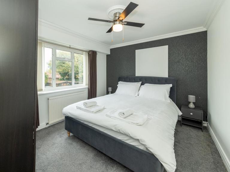 Pass the Keys Bright House with Smart TV Home Comforts - B&B Reading