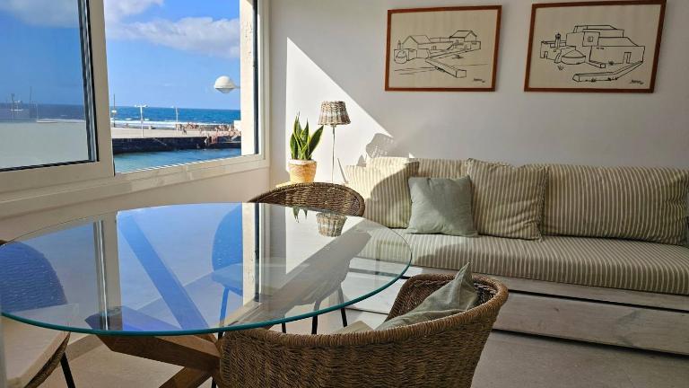 Famara - Beachfront, huge window & ocean views! - B&B Teguise