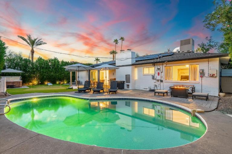 Old Town Family Retreat-FREE Heated Pool-Spa-Putt Grn-Gym - B&B Scottsdale