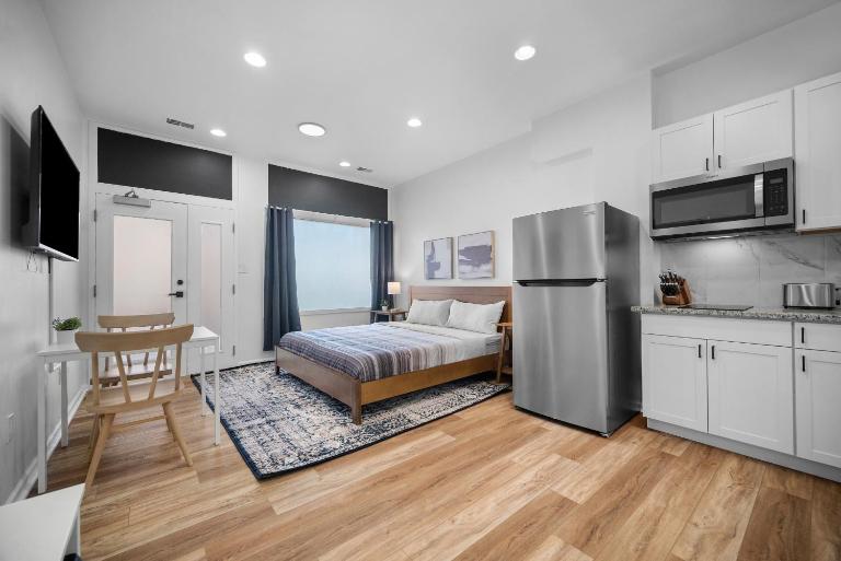 Central Lawrenceville 1A Bright and Stylish Private Studio with Free Street Parking - Bed and Breakfast Pittsburgh