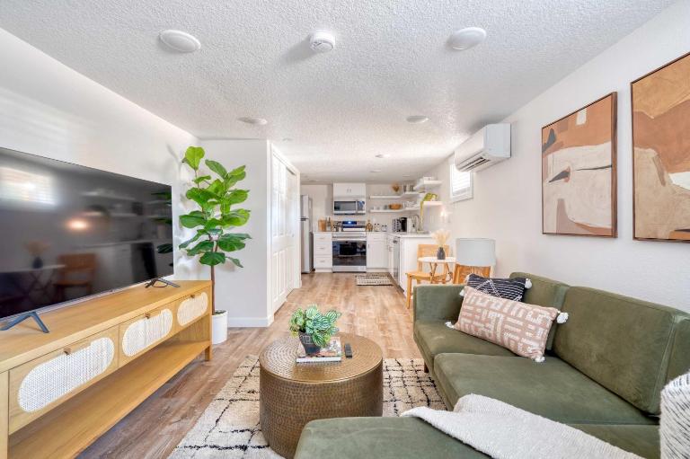 Stay Portland - Vibrant Portland Getaway, Chic Flat - B&B Portland