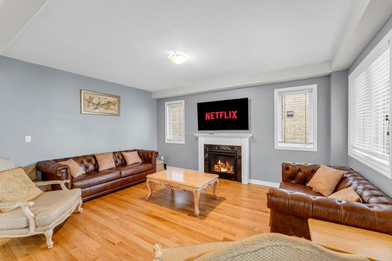 Bright and Stylish Family Home Near Niagara Falls - Chambres d'hôtes Thorold