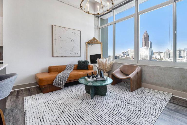 Executive Downtown Atlanta Condo Steps From Dragon Con and Convention Center Plus Free Parking - B&B Atlanta