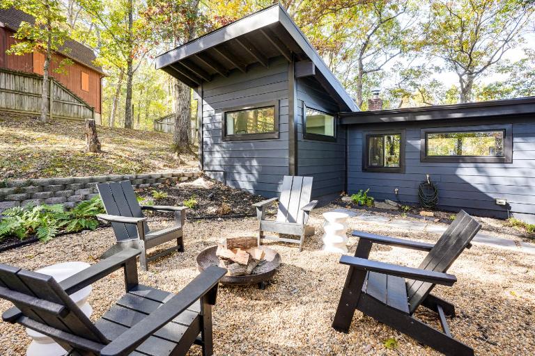 Luray 'Black Walnut Cabin' on 2 Acres w/ Fire Pit! - B&B Luray