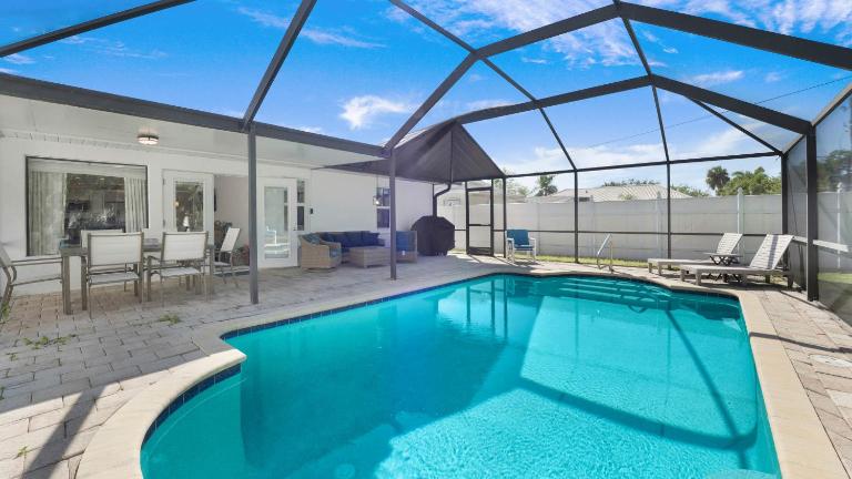 Coastal Flair-Walk To Beach-Heated Pool-Sleeps 8 - Ferienwohnung Naples (Florida)