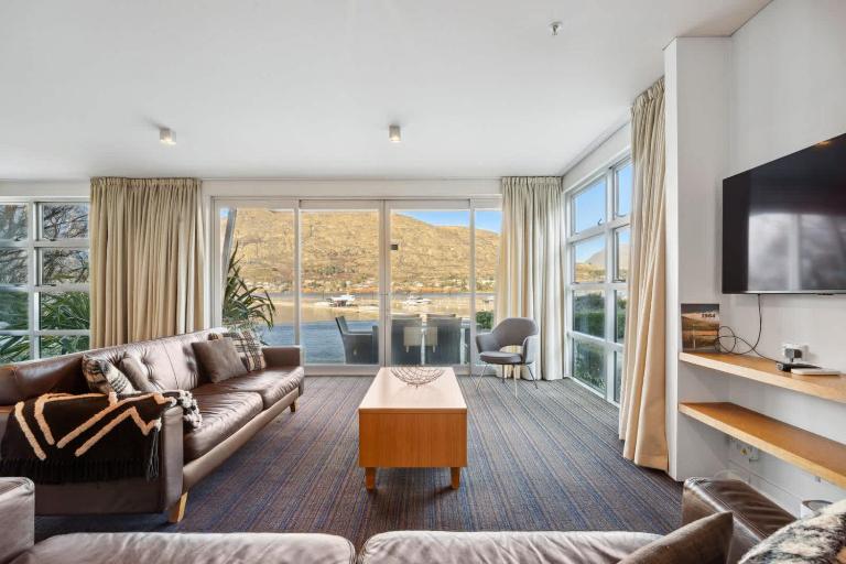 Marina Views Lakeside Stay in Queenstown - B&B Queenstown