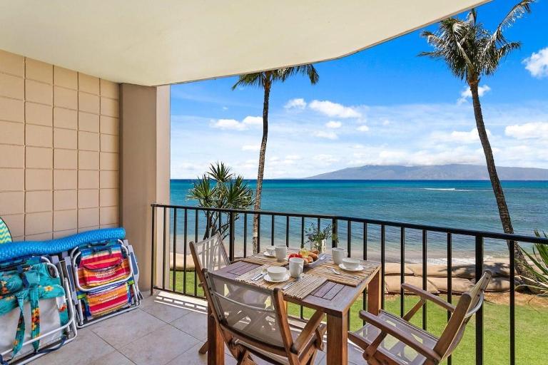 Valley Isle 208 · VI208 Remodeled Maui OceanFront 2BD w Ocean Vi - B&B Kahana