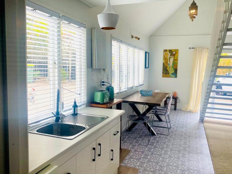 Self contained cottage at Cliff top spectacular ocean views pool and hot tub - B&B Whangaparaoa