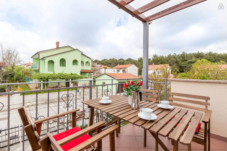 Prime Location Apartment with FREE Private parking & Balcony - B&B Pola